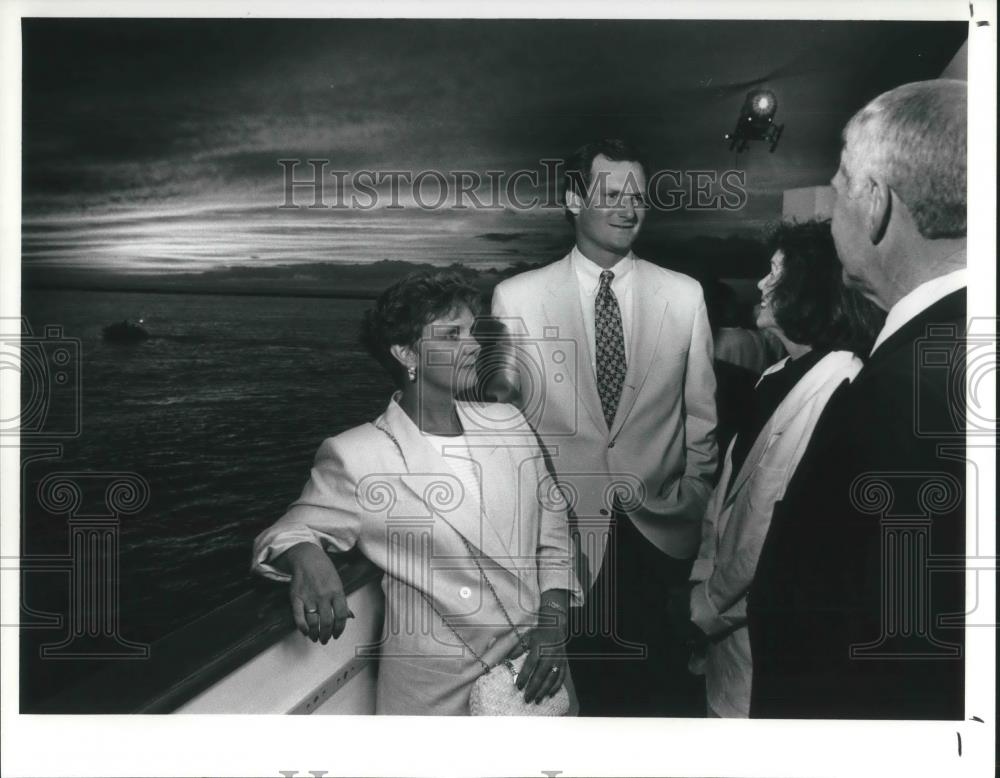 1991 Press Photo Sandy Elliott &amp; Husband Thomas L Elliott III - cvp05034 - Historic Images