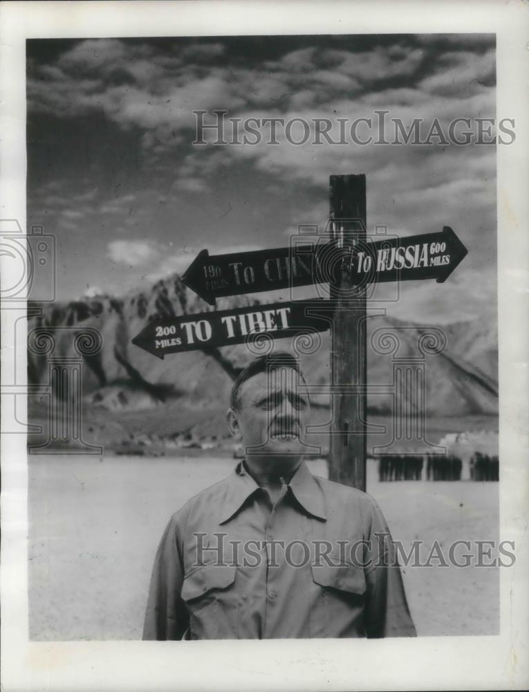 1956 Press Photo Justice William O Douglas Author of Beyond the High Himalayas - Historic Images
