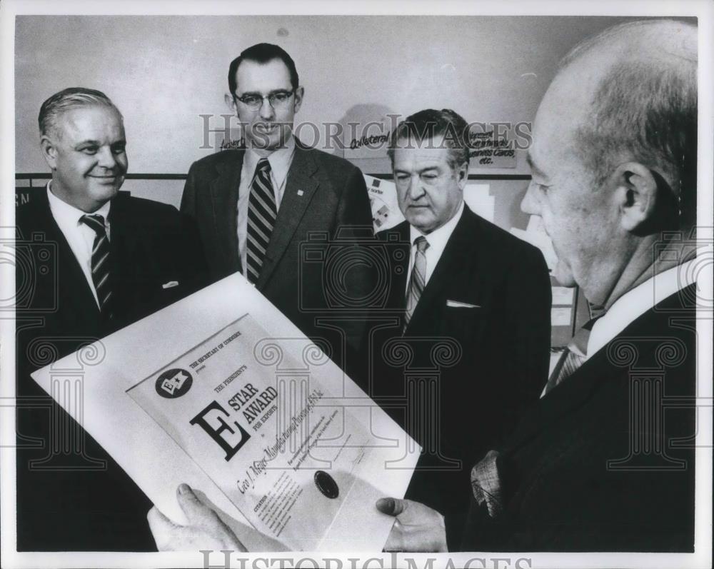 1971 Press Photo David Howe US Commerce presents award to James A. Goss ATO - Historic Images