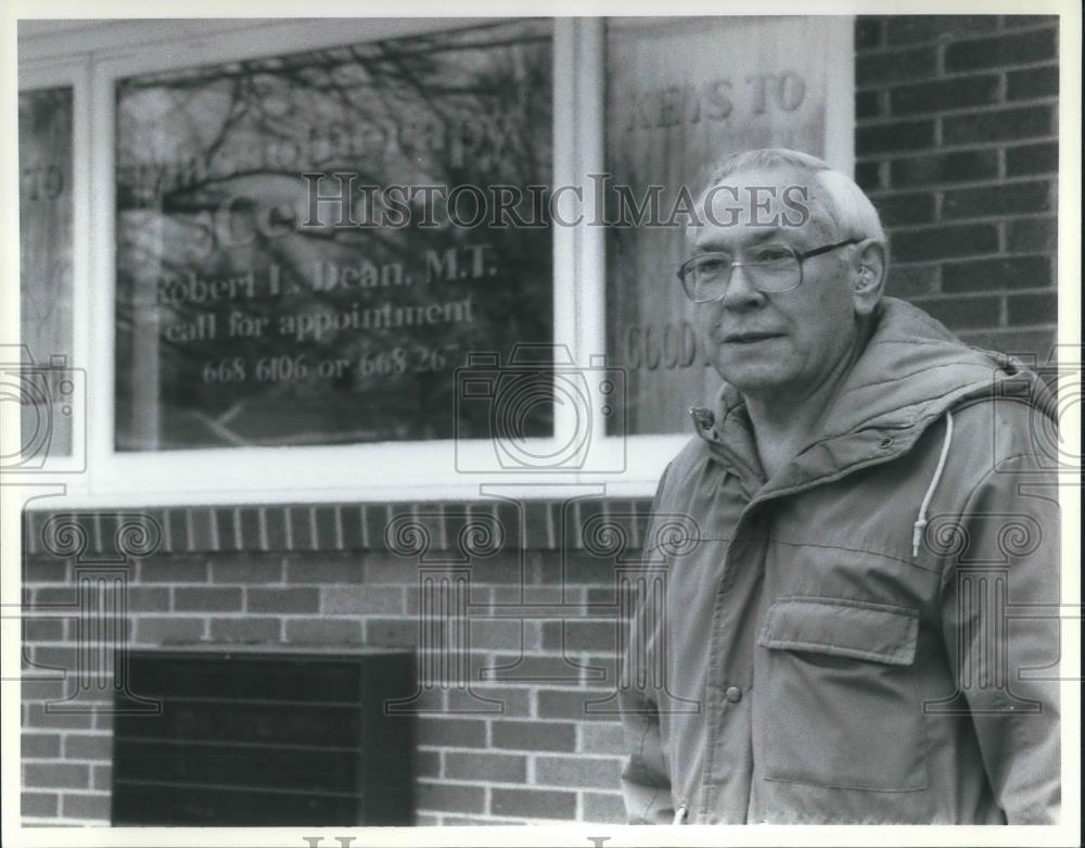 1992 Press Photo Robert Dean Massage Therapist Norwalk Ohio - cvp06774 - Historic Images