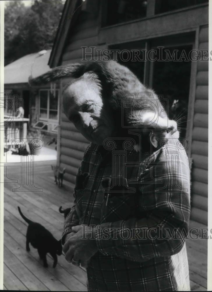 1991 Press Photo James Gray Director of Last Post Feline Retirement Home - Historic Images