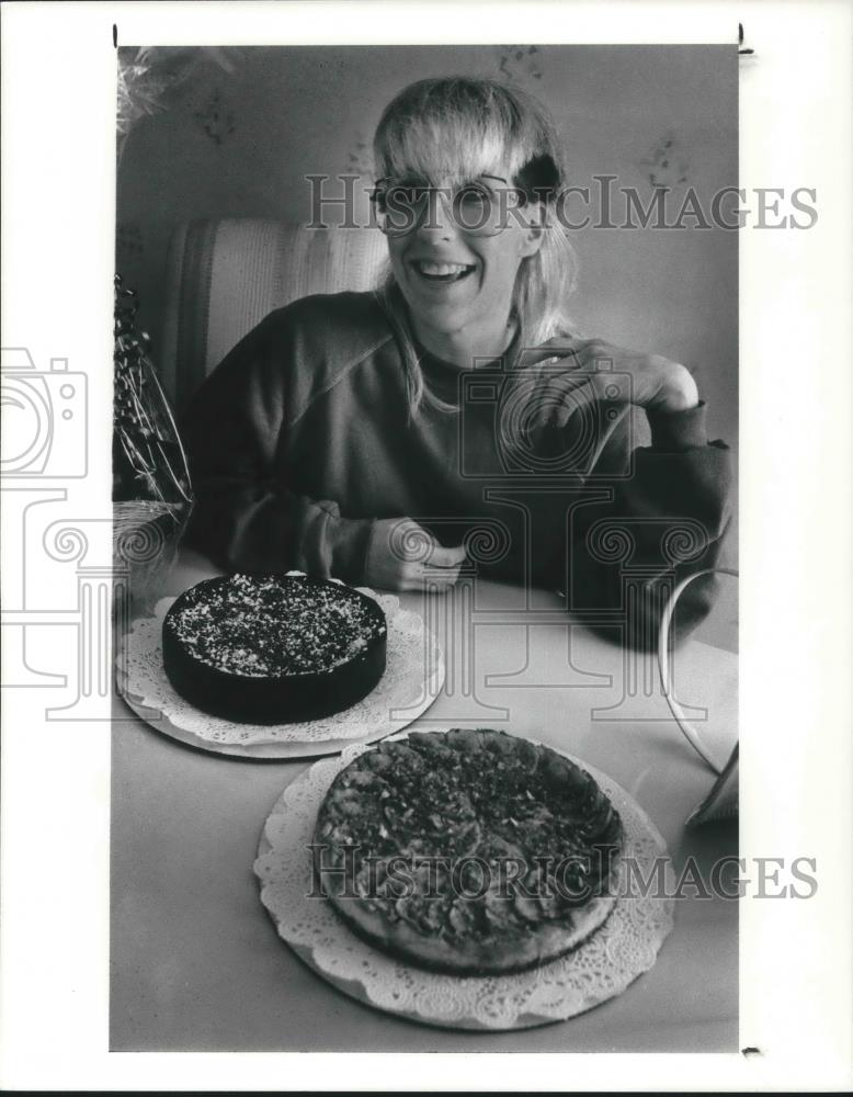 1991 Press Photo Cindi Essner Rainbow Muffin Baskets - cvp05941 - Historic Images