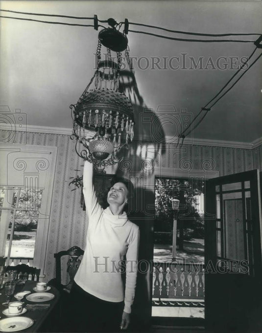 1980 Press Photo Irene Bartos Guide at The Henry Ford Museum Dearborn Michigan - Historic Images