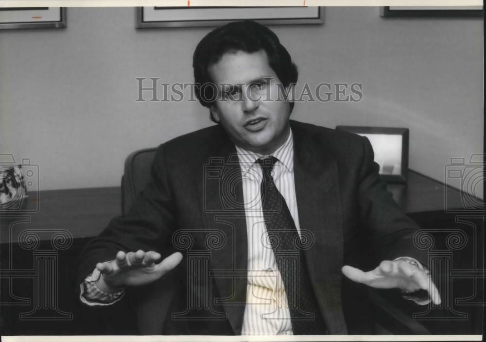 1990 Press Photo Florida State Senator Lincoln Diaz-Balart in Miami Office - Historic Images