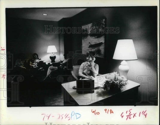 1979 Press Photo Mrs Chris George Works in Hospital Surgery Family Area - Historic Images