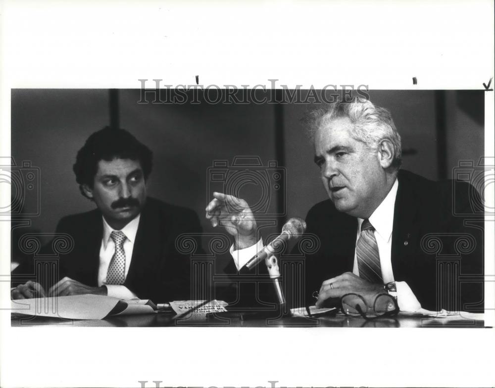 1985 Press Photo Alran D. Eadie UMTA Official Joel Ettinger RTA Board Meeting - Historic Images