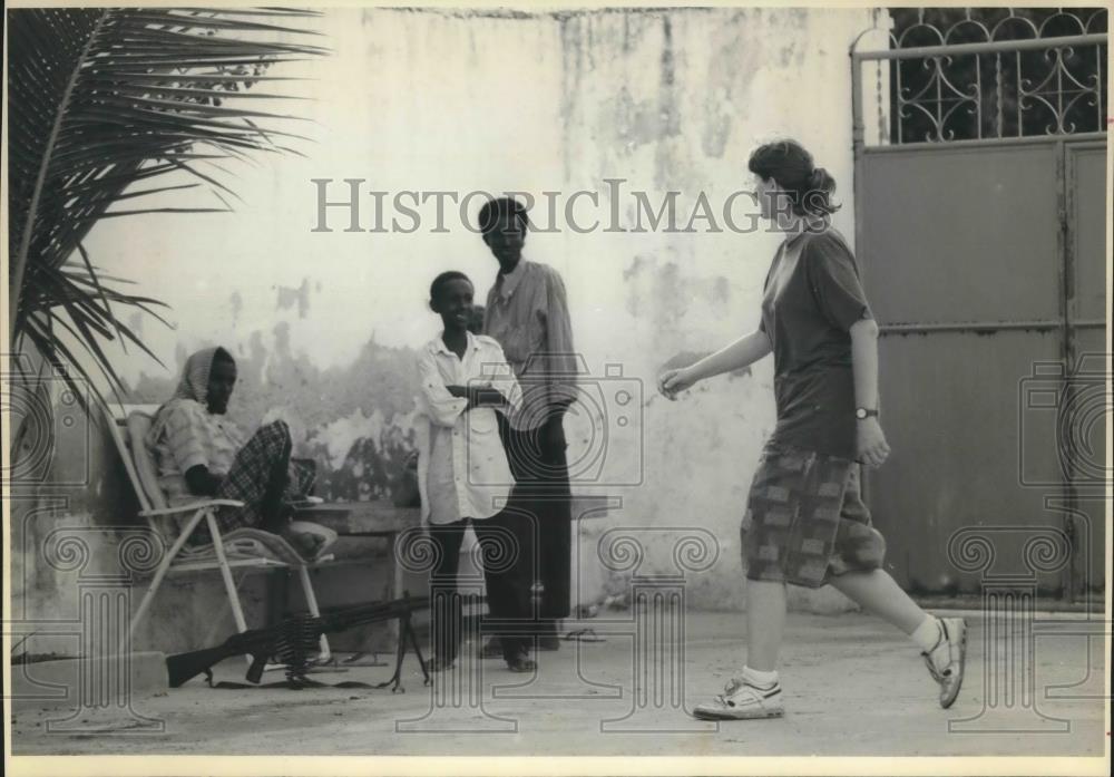 1993 Press Photo Carol Forrest Physician&#39;s Assistant at Digfer Hospital Somalia - Historic Images