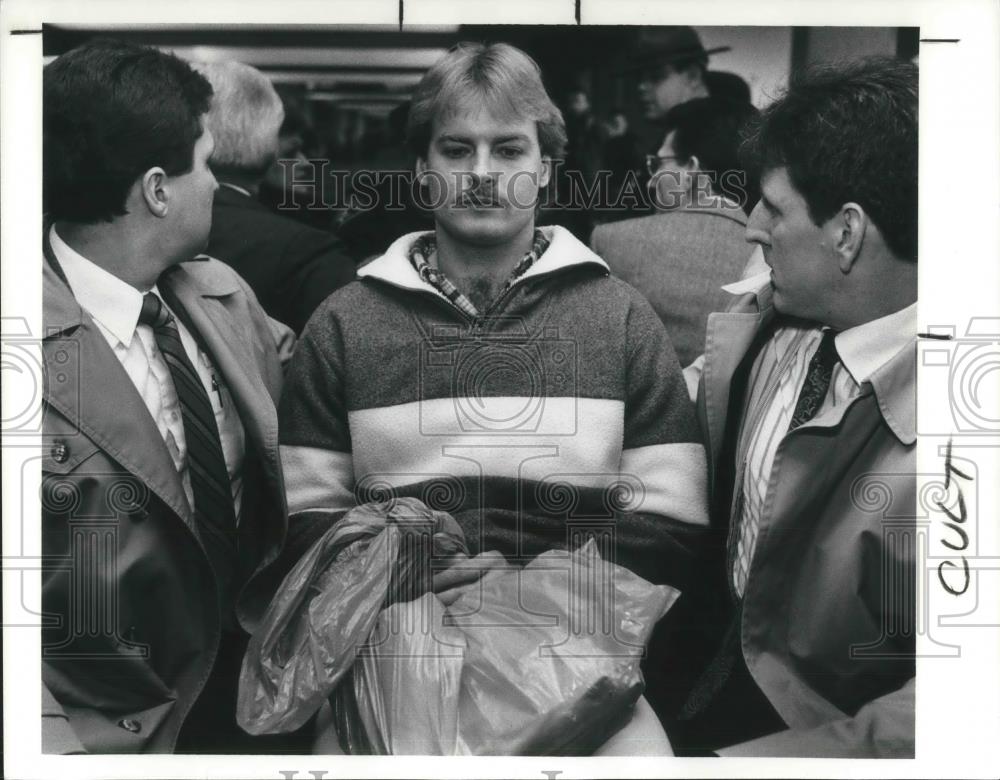 1990 Press Photo Richard Eugene Brand Kirtland Cult Murderer Cleveland Airport - Historic Images