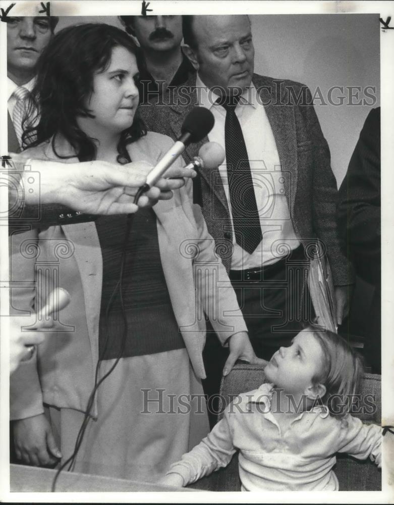 1982 Press Photo Denise Kay Gravely Kidnapping Victim Mother Patricia Thompson - Historic Images