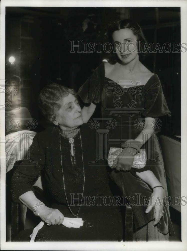 1942 Press Photo Mrs. Benjamin Harrison pictured with Ruth Page at Rainbow Room - Historic Images