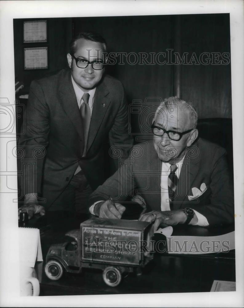 1971 Press Photo Robert Fernstrom Jr. and John K. Gund Signing Ceremony - Historic Images