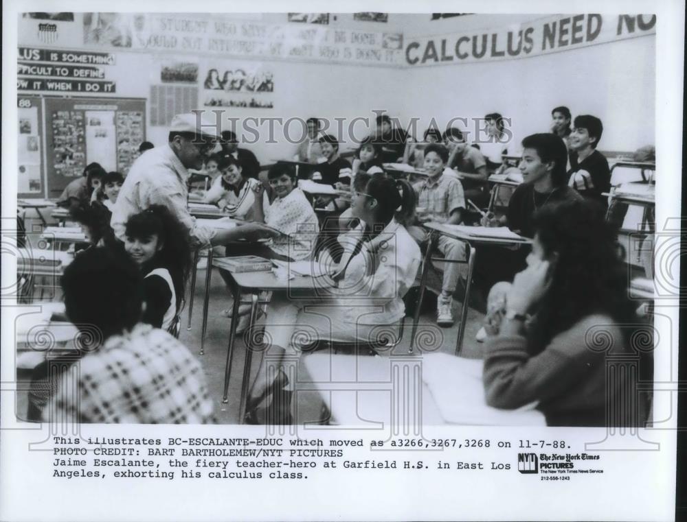 1988 Press Photo Jaime Escalante Famous Calculus Teacher Garfield High School - Historic Images