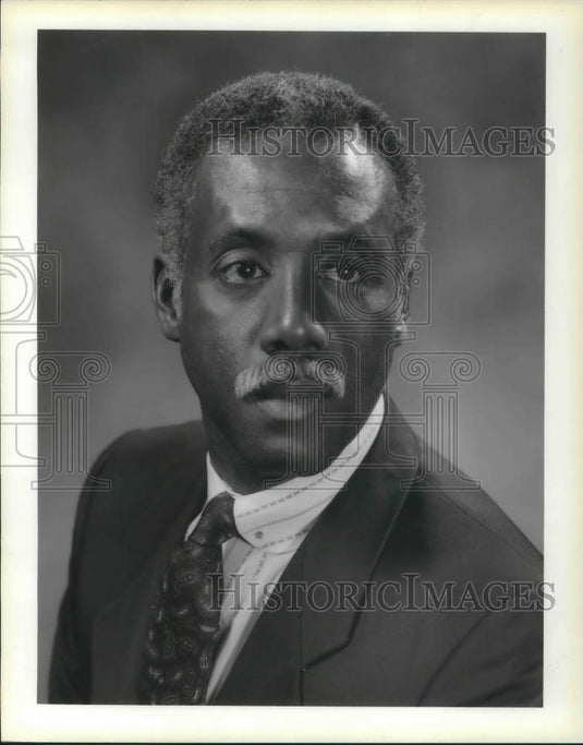 1985 Press Photo Dr. Julian M. Earls Chief of Health Safety NASA Lewis Research - Historic Images