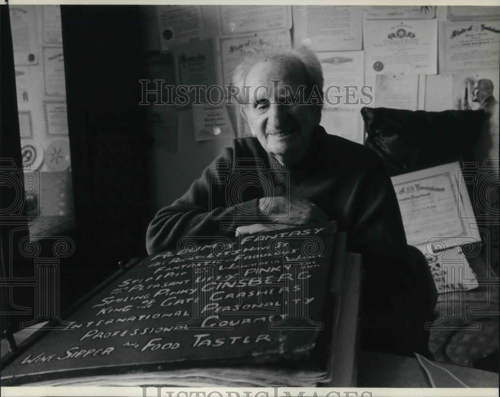 1989 Press Photo Pinky Ginsberg Scrap Book The World&#39;s Greatest Gate Crasher - Historic Images