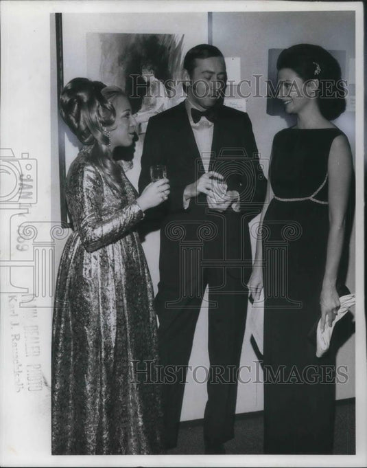 1969 Press Photo Mrs and Mr. Robert L. Frankel Mrs. A D Berlin Jr. - cvp18256 - Historic Images