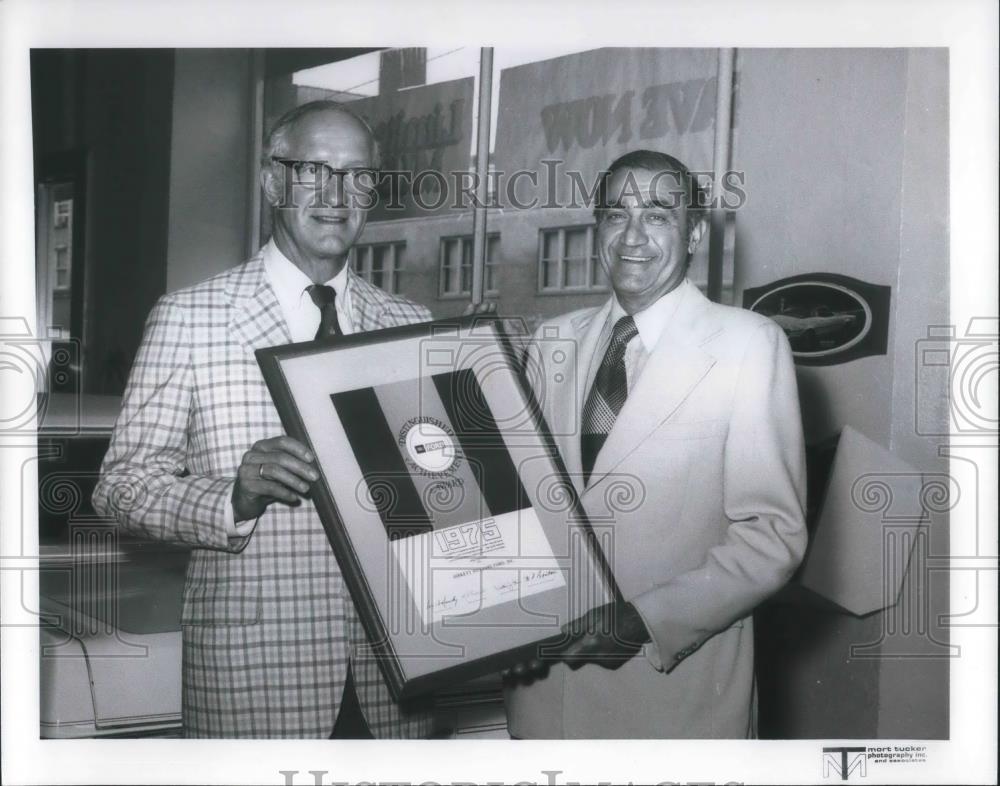 1976 Press Photo Hugh R Gibson President Birkett Williams Ford Receiving Award - Historic Images
