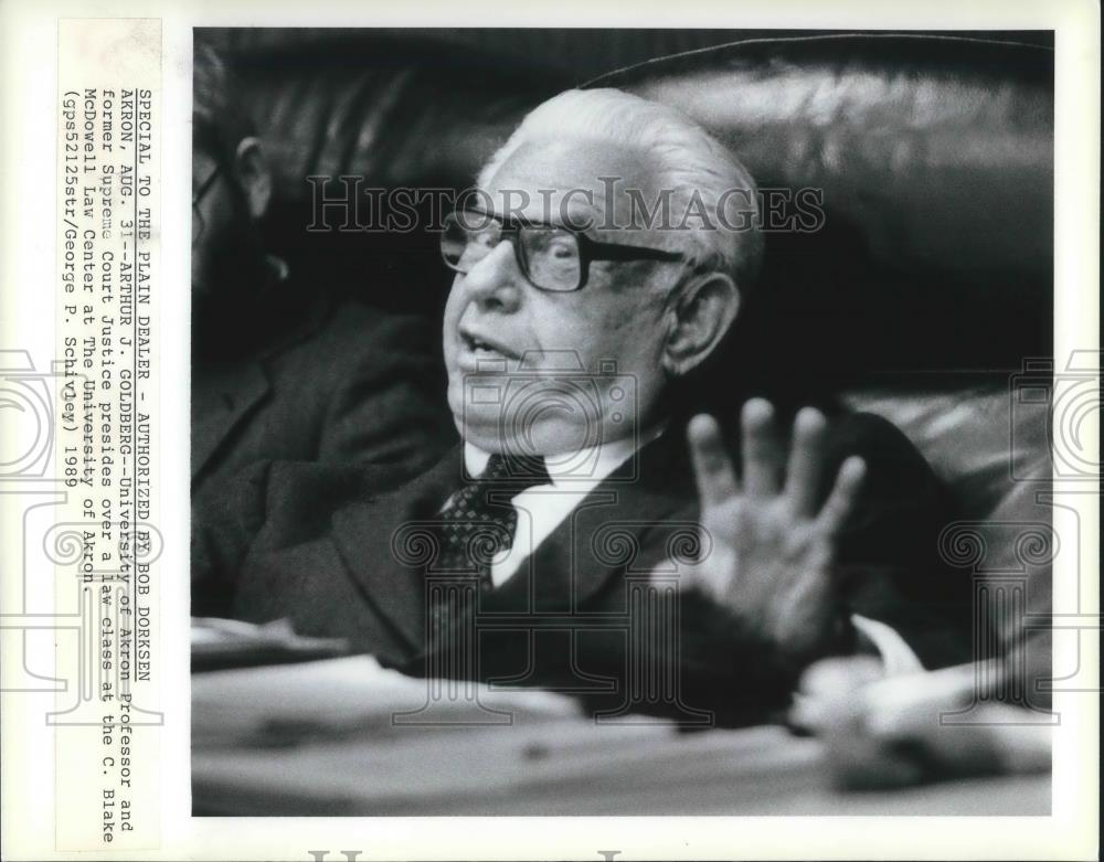 1989 Press Photo Arthur J. Goldberg University of Akron Professor Law Class - Historic Images