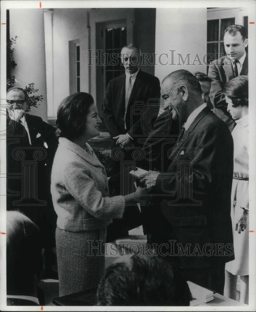 1965 Press Photo Nancy Hanks with President Lyndon B. Johnson Arts Humanities - Historic Images