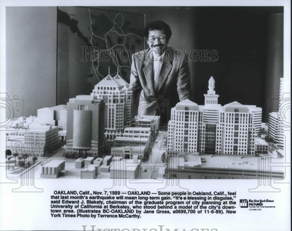 1989 Press Photo Edward J. Blakely Chairman City Planning University California - Historic Images