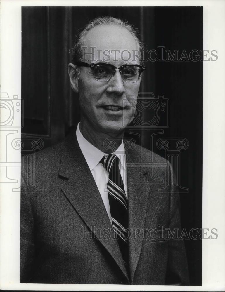 1975 Press Photo Stanley A. Ferguson Executive Director University Hospitals - Historic Images