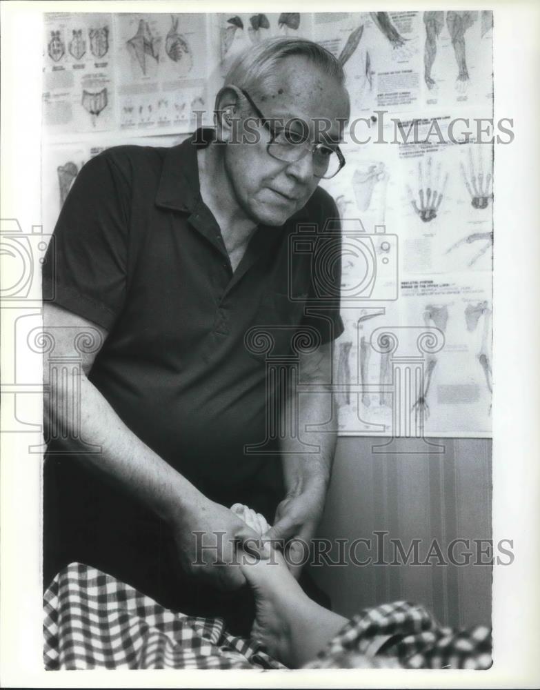 1992 Press Photo Robert Dean with Patient - cvp06858 - Historic Images