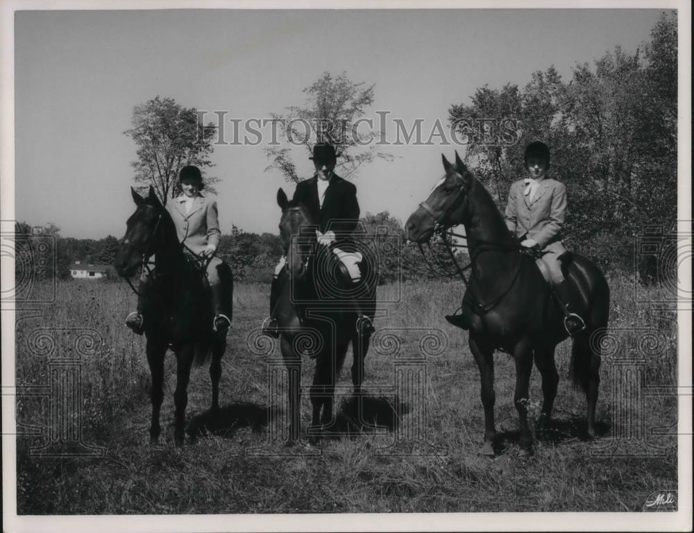 1954 Press Photo Mr Raymond Firestone &amp; Daughters Christy &amp; Judy - cvp15779 - Historic Images