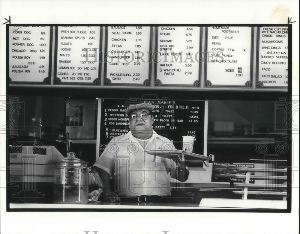 1986 Press Photo Joe De Salvo in Restaurant - cvp04881 - Historic Images