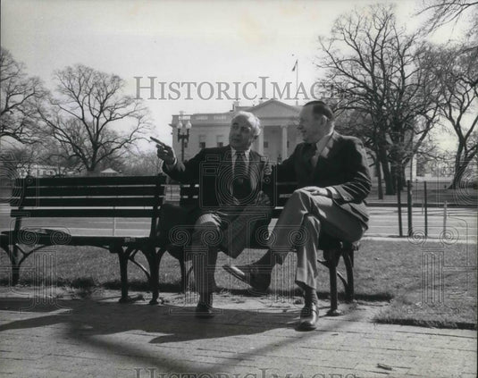 1977 Press Photo Joseph M. Gambatese and Edward A. Seitz Founders Cleveland Club - Historic Images