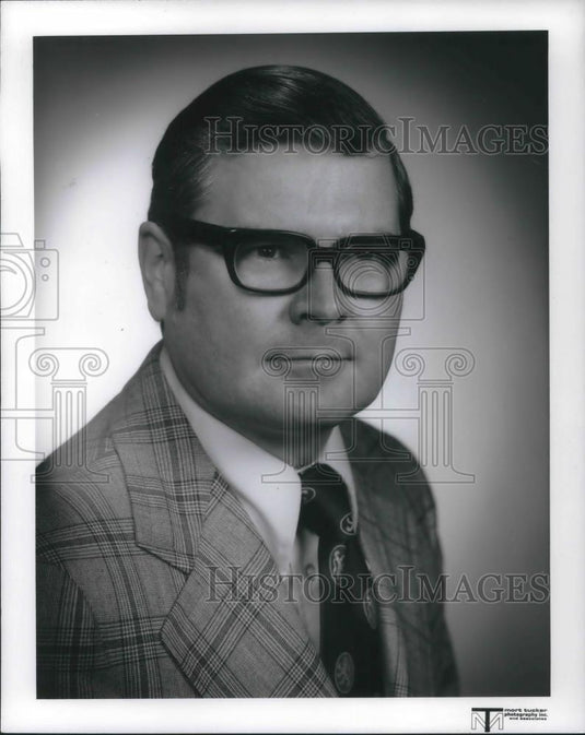 1974 Press Photo Bernhardt Claus VP Brush Division Osborn Manufacturing Comp - Historic Images