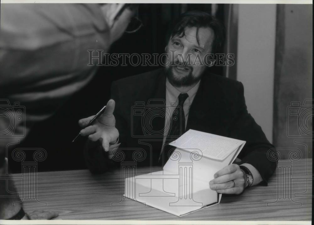1983 Press Photo English author Nigel Hamilton photographed at Miami Book Fair - Historic Images