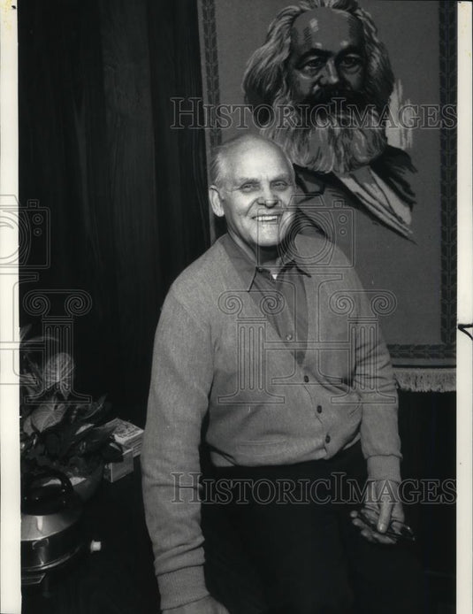 1987 Press Photo Gus Hall General Secretary Communist Party in New York office - Historic Images