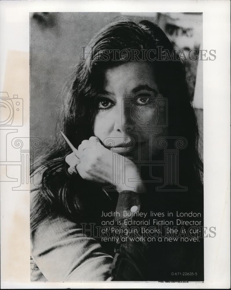 1977 Press Photo Judit Burnley Editorial Fiction Director Penguin Books - Historic Images