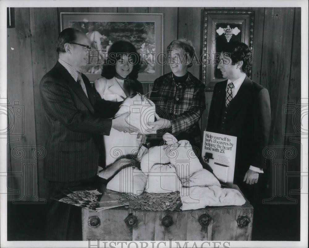 1975 Press Photo Parris Girves President Brown Derby Restaurant Heart Fund - Historic Images