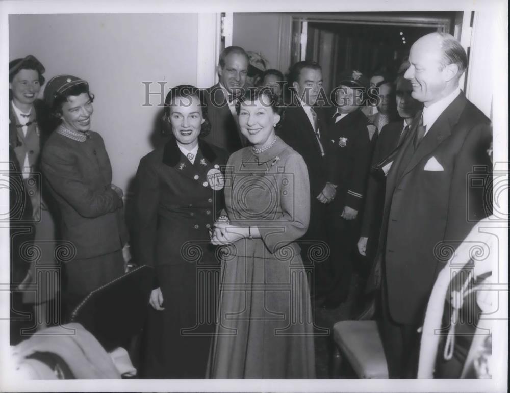 1956 Press Photo Mamie Eisenhower and Courtney Burton in Cleveland Ohio - Historic Images
