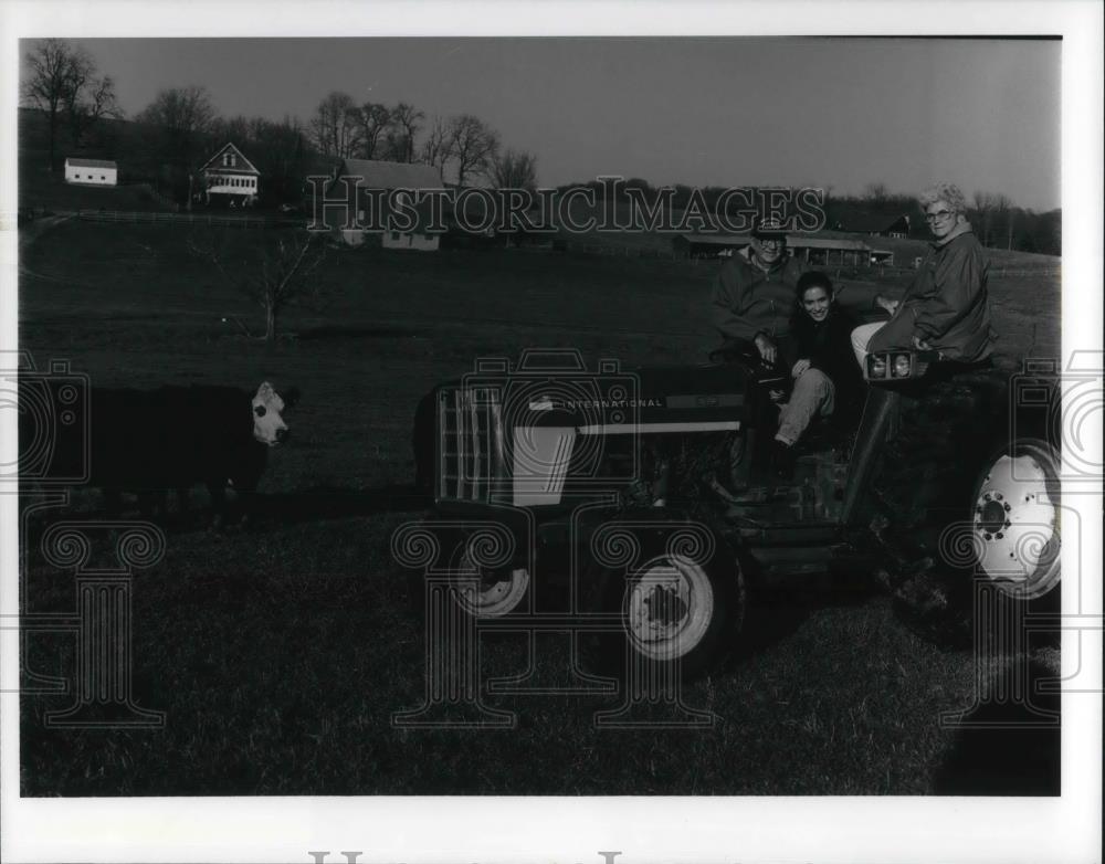 1995 Press Photo Hall Family Farm, Mary and Ava Hall from Mt. Vernon - cvp17966 - Historic Images