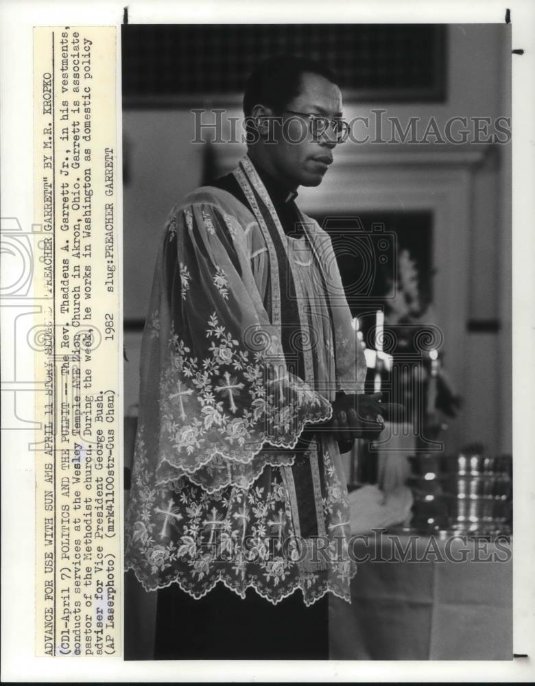 1982 Press Photo Rev. Thaddeus A. Garrett Jr Wesley Temple AME Zion Church Akron - Historic Images