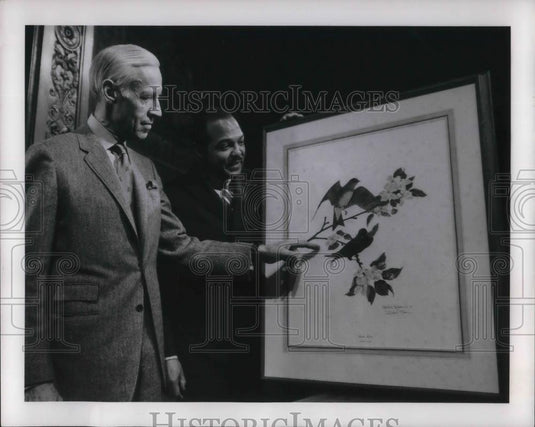 Press Photo Walter Hale presenting print of Richard Sloan's Purple Martin - Historic Images