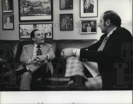 1976 Press Photo Rep. Tennyson Guyer with Soybean farmer James A. Needs - Historic Images