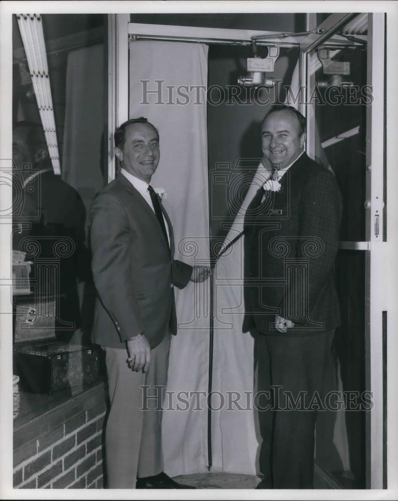 1967 Press Photo Zoltan Greenholt Pres Gabriel Slazak Mngr Singer Store - Historic Images