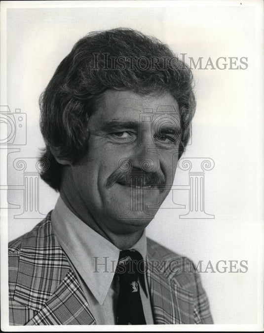 1986 Press Photo Earl Bechtel Manager Taft Broadcasting Company Cleveland - Historic Images