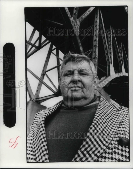 1976 Press Photo Barney Gailewicz Chief Bridge Operator Center Street Bridge - Historic Images