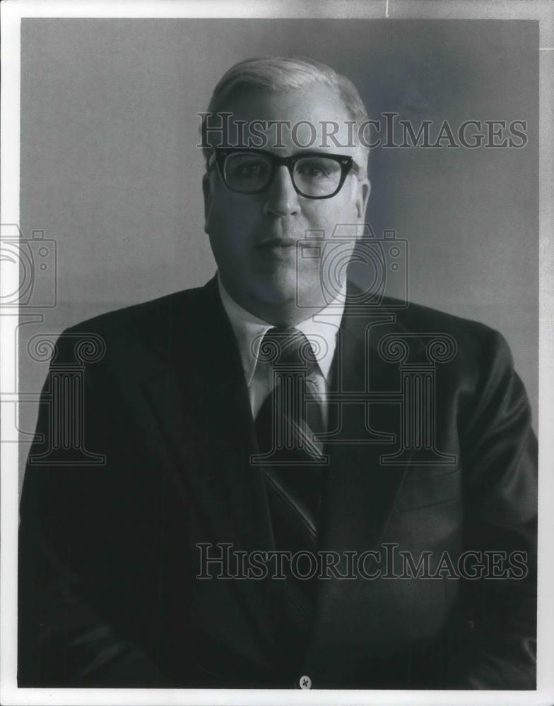 1977 Press Photo Ralph T Coe Director Nelson Gallery &amp; Atkins Museum - cvp04536 - Historic Images