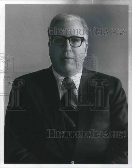 1977 Press Photo Ralph T Coe Director Nelson Gallery & Atkins Museum - cvp04536 - Historic Images