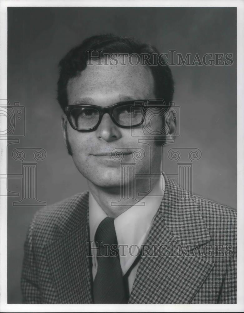 1974 Press Photo Dr Marvin Engelberg VA Hospital Cleveland - cvp06237 - Historic Images