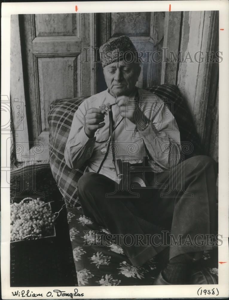 1958 Press Photo Justice William O Douglas Author of West of the Indus - Historic Images