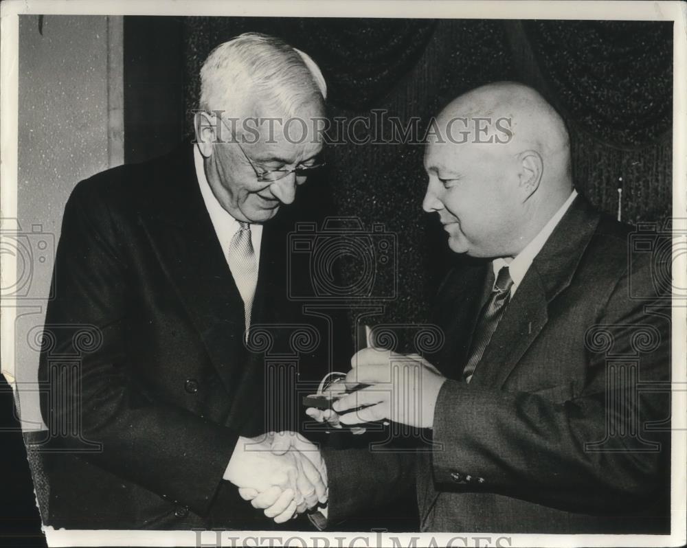 1958 Press Photo Cyrus Eaton Presented Medal By Minister Agriculture Matskevich - Historic Images