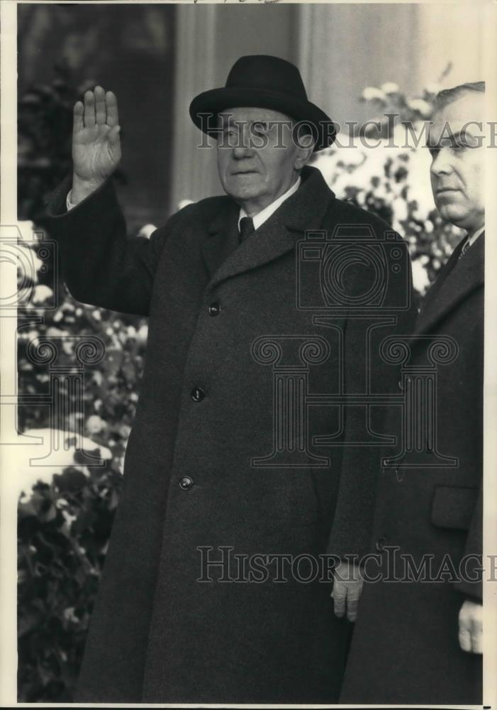 1987 Press Photo Andrei A. Gromyko waves to journalist as he arrives in Geneva - Historic Images