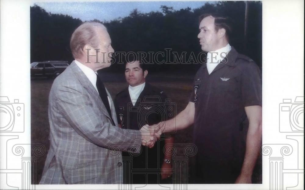 1976 Press Photo President Gerald Ford at Camp David &amp; His Helicopter Pilot - Historic Images