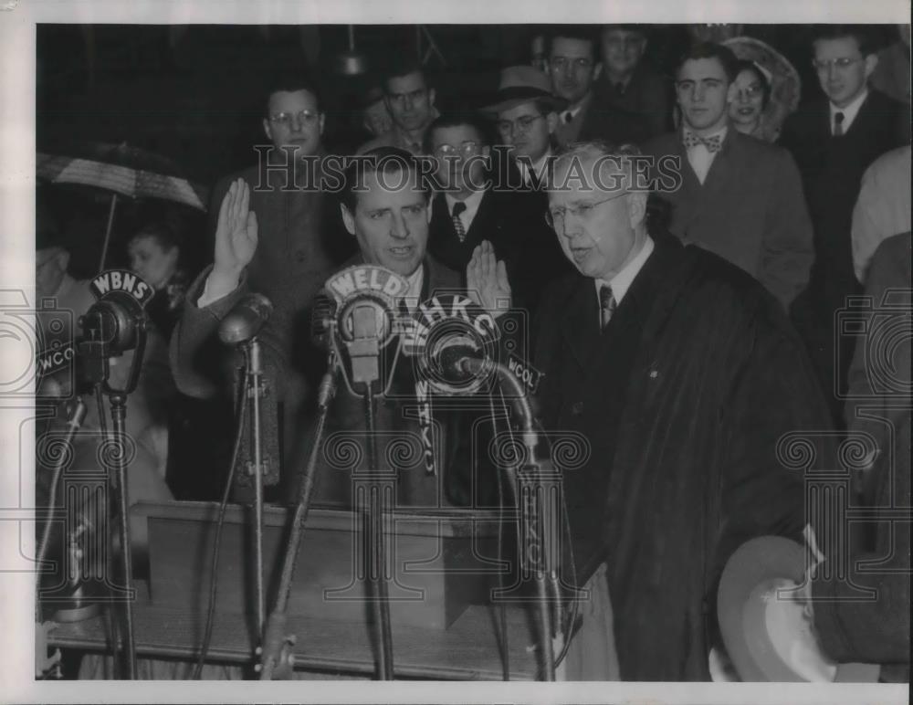 1949 Press Photo Don Ebright Sworn In As State Treasurer Ohio Judge William Hart - Historic Images