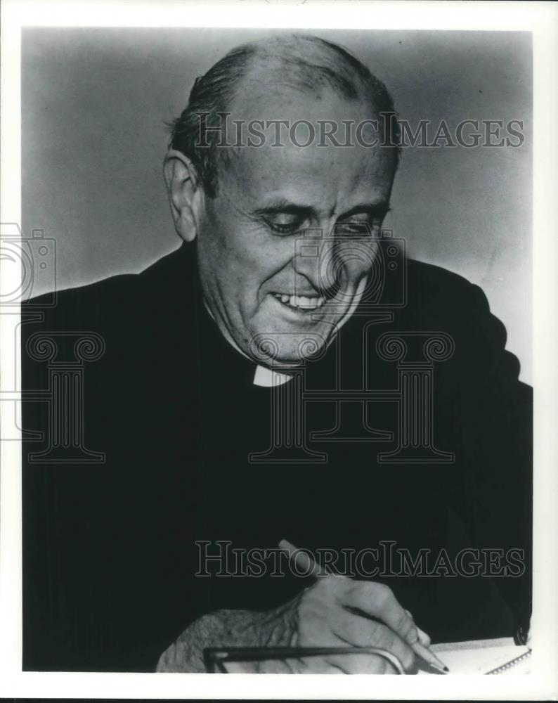 1981 Press Photo Robert F. Drinan Roman Catholic Jesuit Priest Lawyer Activist - Historic Images